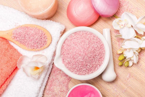 banyo ve spa çiçeklerle, güzellik ürünleri 