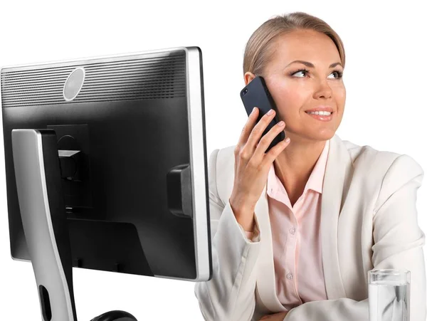 Junge Geschäftsfrau mit Computer und Telefon — Stockfoto