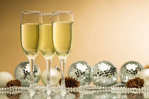 Copas de champán con decoraciones navideñas — Foto de Stock