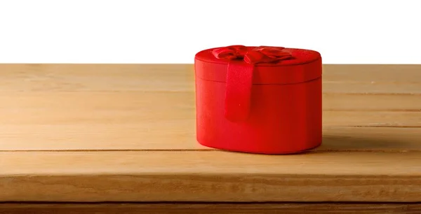 Caixa Presente Vermelho Mesa Madeira Isolada Fundo Branco — Fotografia de Stock