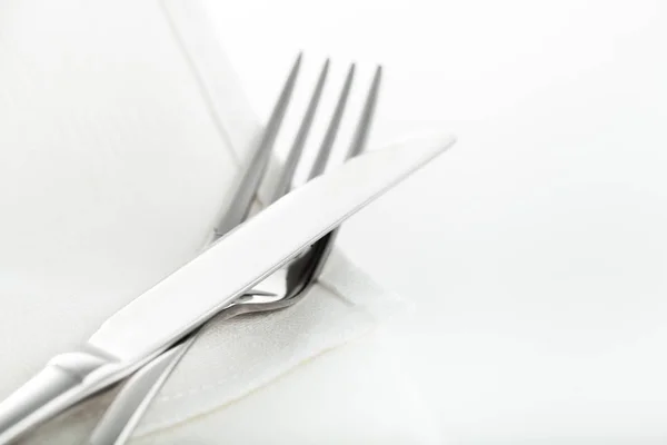 Coltello e forchetta su bianco — Foto Stock
