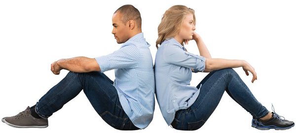 Пара сидя спина к спине изолированы на белом фоне
