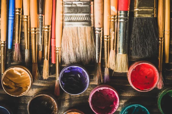 Pinceles Pinturas Diferentes Artistas Sobre Fondo Madera — Foto de Stock