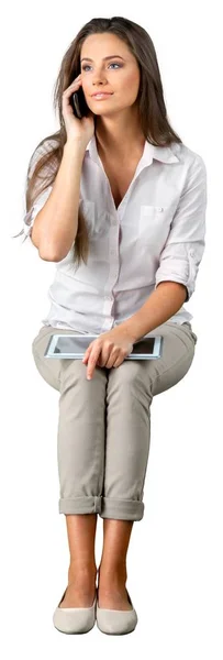 Jovem mulher usando telefone — Fotografia de Stock