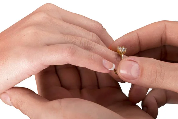 Novio poniendo anillo en novia — Foto de Stock