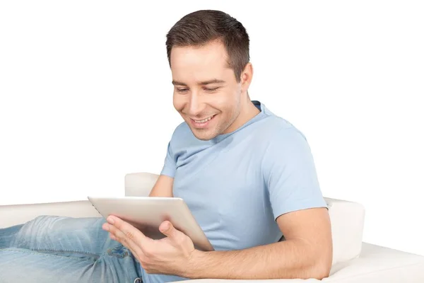 Pria tampan menggunakan tablet digital — Stok Foto