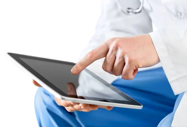 Medico che utilizza tablet digitale — Foto Stock