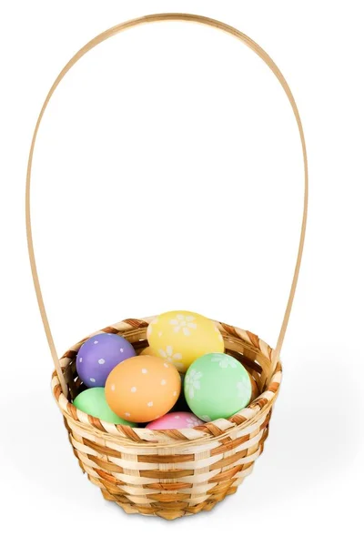 Cesta com ovos coloridos — Fotografia de Stock