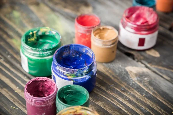 Latas de pintura multicolor —  Fotos de Stock