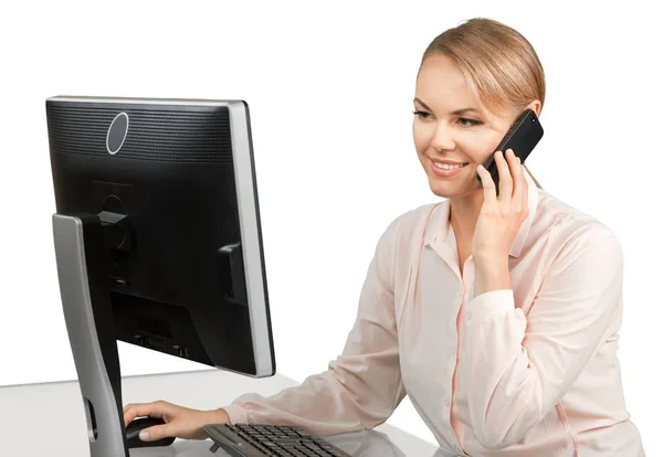 Junge Geschäftsfrau mit Computer und Telefon — Stockfoto