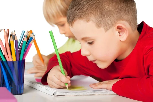 Jungen zeichnen mit Bleistiften — Stockfoto