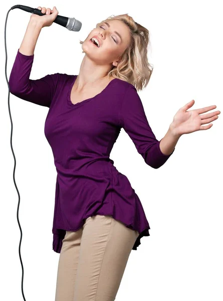 Mujer joven cantando — Foto de Stock