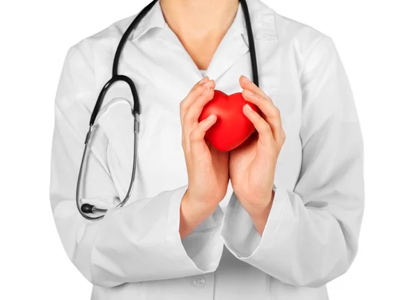 Доктор тримає червоне серце — стокове фото