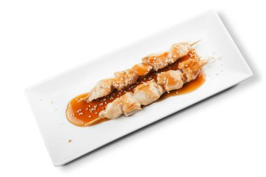 Beyaz arka plan üzerinde izole beyaz plaka üzerinde ızgara et Close-Up