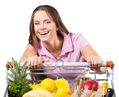 alışveriş sepeti ile mutlu bir kadın 