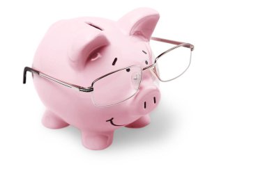 Beyaz arka plan üzerinde izole bardaklarda kumbara