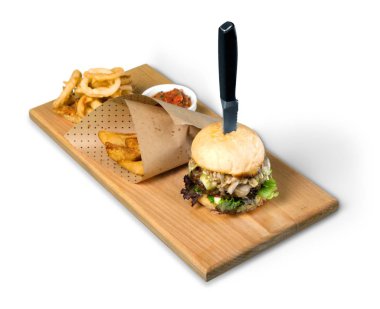 Burger beyaz arka plan üzerinde izole patates kızartması ile