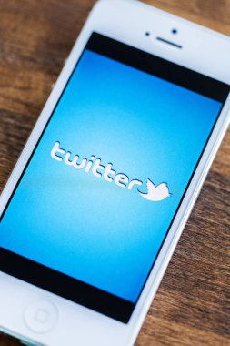 Modern dijital tablet üzerinde ahşap arka plan izole metin ile