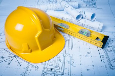 ekipman ile sarı kask