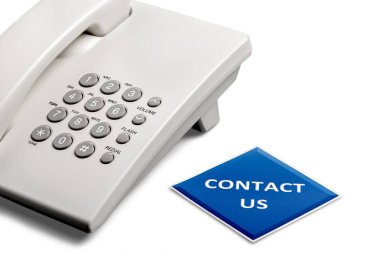 Beyaz arka plan üzerinde izole beyaz telefon yakın çekim