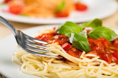 Spagetti makarna domates ile