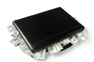 Siyah bavul dolusu beyaz arka plan üzerinde izole banknotlar 