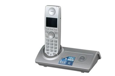 Beyaz arka planda radyo gümüş telefon 