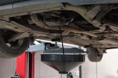 Araba için eski motor yağı değiştirmek