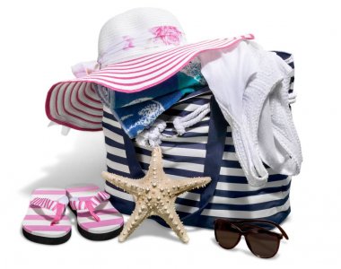 Deniz kabuğu ve flip-flop şeritli çantayı arka plan üzerinde. Seyahat kavramı