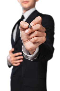 Beyaz arka plan üzerinde izole kalem tutan takım elbiseli genç iş adamı