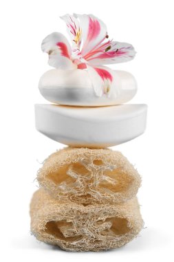 Satır üzerinde arka izole el yapımı renkli sabunlar 