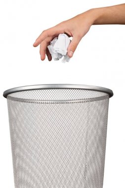 El dışarı kağıt içine çöp atma