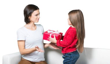 Beyaz arka plan üzerinde izole onu rahatsız için mevcut vererek kızı 