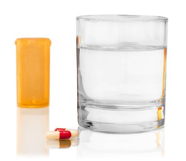 Beyaz arka plan üzerinde izole su ile tıbbi ilaçlar