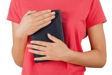 Kırmızı gömlek beyaz arka plan üzerinde izole kitap tutan kadın