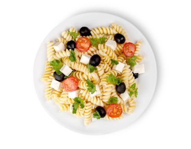 İtalyan makarna domates, zeytin ve beyaz arka plan üzerinde izole peynir ile