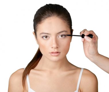 Beyaz arka plan üzerinde izole rimel uygulamak kadın 