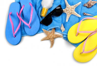 Deniz kabuğu ve mavi gökyüzü üzerinde flip-flop