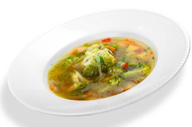 Beyaz plaka beyaz arka plan üzerinde izole lezzetli çorba Close-Up