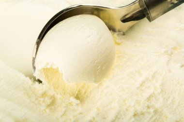 Vanilyalı dondurma kaşık, scooped dışında bir kapsayıcı bir kap ile