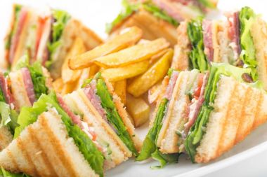 Izgara sandviç plaka üzerinde yarısı