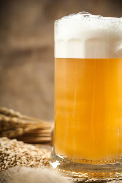 Foamy beer in glass — Stock Photo, Image