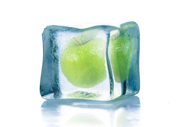 Buz Beyaz Zemin Üzerine Yeşil Elma — Stok fotoğraf