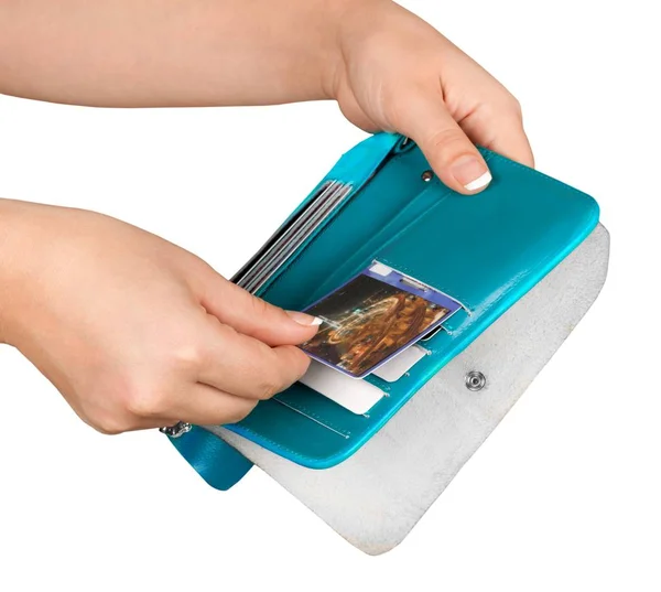 Mão feminina tira cartão bancário — Fotografia de Stock