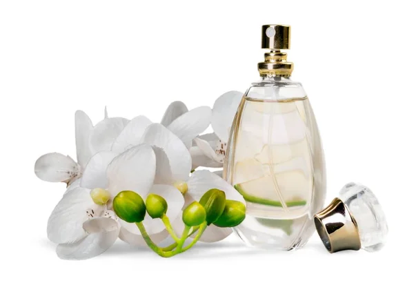 香水瓶和白色的花朵隔离 — 图库照片