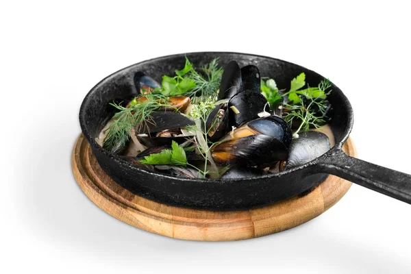 Gekookte mosselen in zwarte pan — Stockfoto