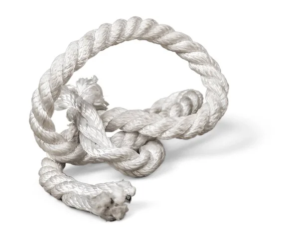 白い背景で隔離の結び目と古いロープ — ストック写真