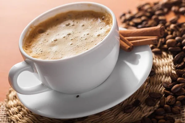 Taza de café caliente con frijoles — Foto de Stock