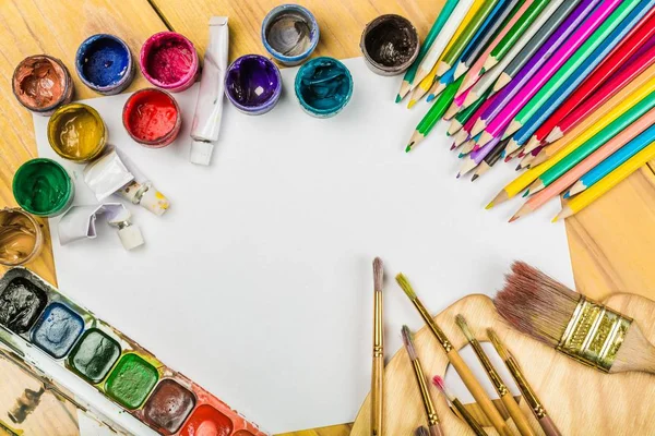 Farklı sanatçı fırçalar ve boya beyaz