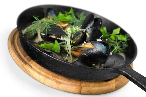 Moules bouillies dans une poêle noire — Photo